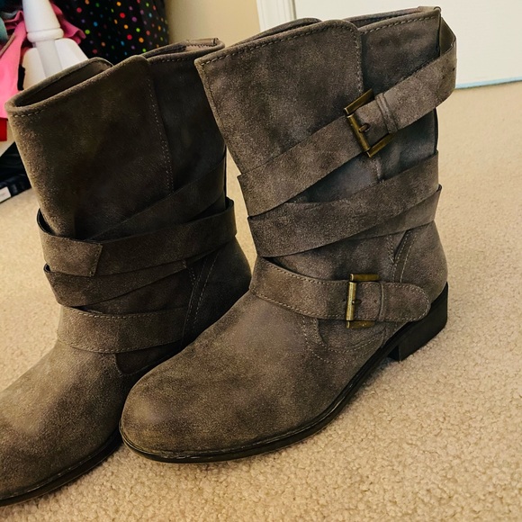 Boots - Picture 2 of 6